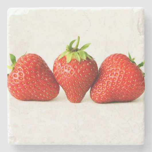 白いコースタクナの3つのイチゴ ストーンコースター (正面)