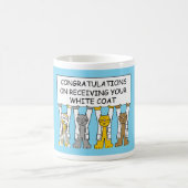 白いコートを受け取ったおめでとう コーヒーマグカップ (中央)