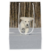 白いゴールデン・リトリーバーの子犬が雪中 ミディアムペーパーバッグ (裏面)