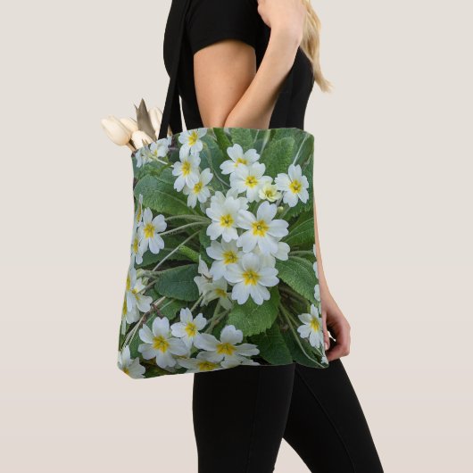 白いサクラソウの花 トートバッグ (クローズアップ)