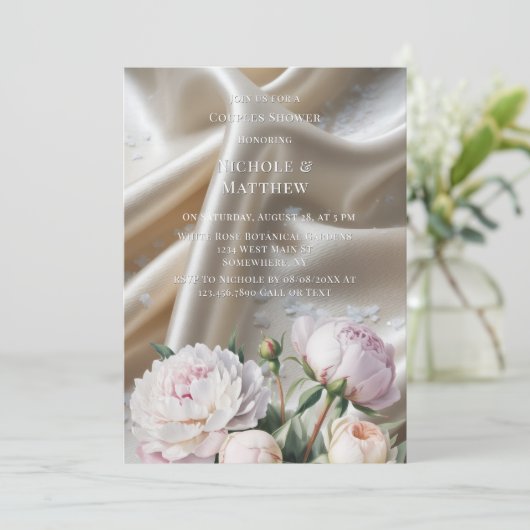 白いサテンにバラと芍薬のカップルシャワー 招待状 (スタンド正面)
