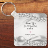 白いサテンの布の真珠はありがとう好意ギフト キーホルダー (正面)