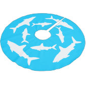 白いサメの周りを回る ブラッシュドポリエステルツリースカート (アングル)