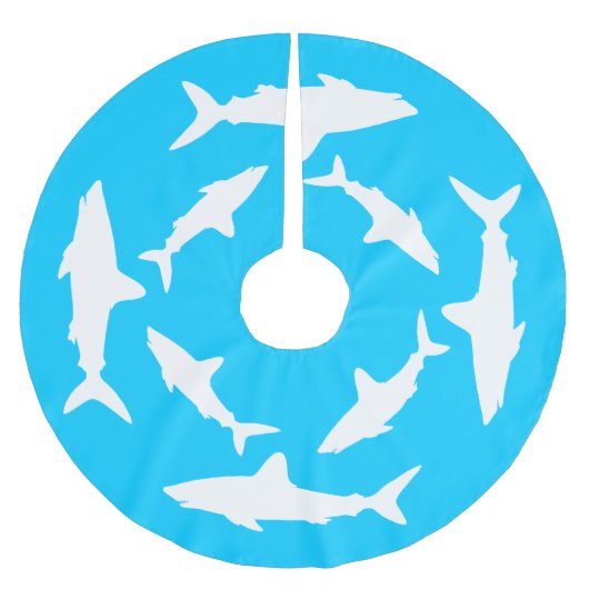 白いサメの周りを回る ブラッシュドポリエステルツリースカート (正面)