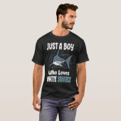 白いサメを愛する少年 Tシャツ (正面フル)