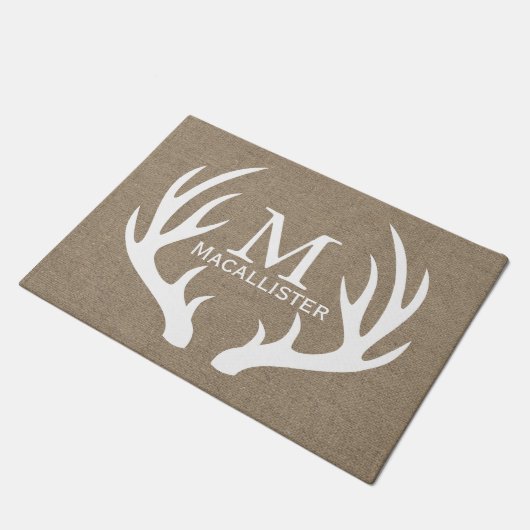 白いシカの木びき台の(雄ジカの)枝角及びフェイクなバーラップの姓 ドアマット (アングル)