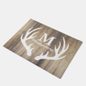 白いシカの(雄ジカの)枝角の軽い納屋の木製の板のモノグラム ドアマット (アングル)