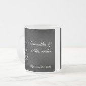 白いシャンデリアのシルエットとの黒 フロストグラスマグカップ (正面左)