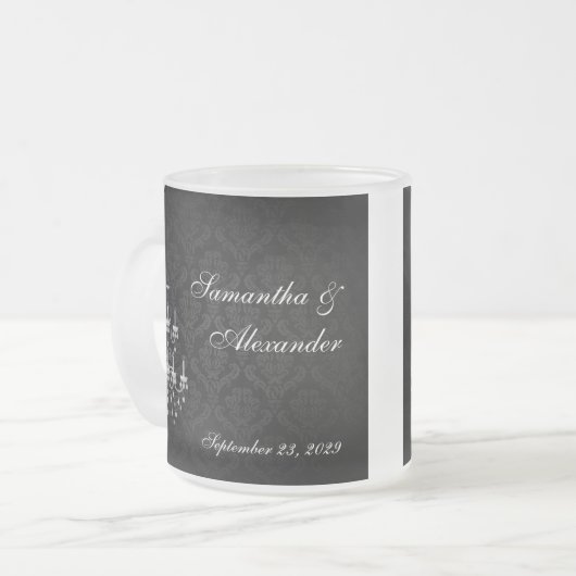 白いシャンデリアのシルエットとの黒 フロストグラスマグカップ (正面左)