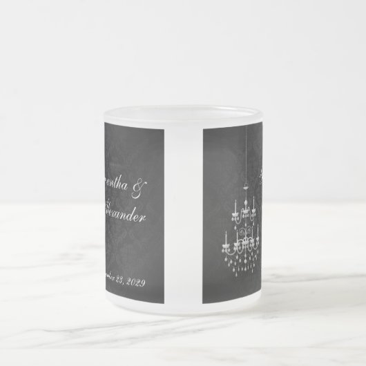 白いシャンデリアのシルエットとの黒 フロストグラスマグカップ (中央)