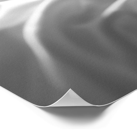 白いシルクシートに横たわる女性B&W写真 ポスター (角)