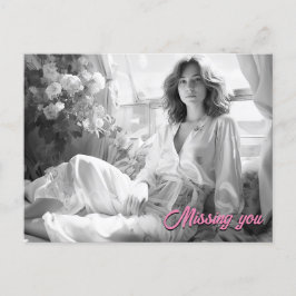 白いシルクシートに横たわる女性B&W写真 ポストカード