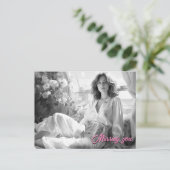 白いシルクシートに横たわる女性B&W写真 ポストカード (スタンド正面)