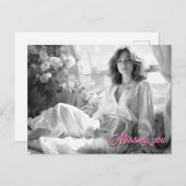 白いシルクシートに横たわる女性B&W写真 ポストカード (正面/裏面)