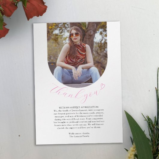 白いシンプルピンクのハート葬儀フォトウェイク サンキューカード