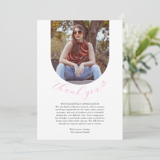 白いシンプルピンクのハート葬儀フォトウェイク サンキューカード (スタンド正面)