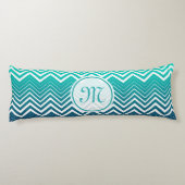 白いジグザグの山形と青い緑の背景 ボディピロー (裏面)