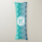 白いジグザグの山形と青い緑の背景 ボディピロー (正面縦)