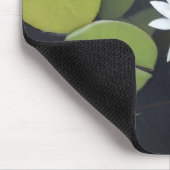 白いスイレンの浮いている葉 マウスパッド (コーナー)