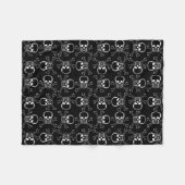 白いスカルとクロスボーンのグラフィックパターン フリースブランケット (正面(横))