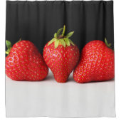 白いスカーナの上に黒のイチゴ シャワーカーテン (正面)