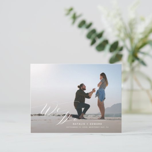 白いスクリプト私たちはエレガントな結婚式の写真をする ポストカード (スタンド正面)