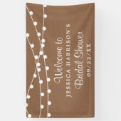 白いストリングライトがついたラスティックなクラフトスタイルの結婚前お祝い 横断幕 (縦)