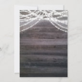 白いストリングライトと木のウェディング招待状 招待状 (裏面)