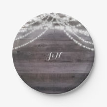 白いストリングライトと素朴木材