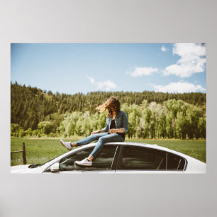 白いセダンの屋根に座っている女性 ポスター