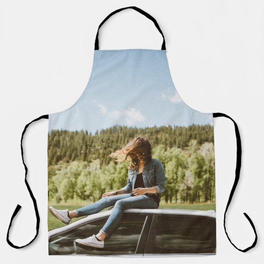 白いセダンの屋根に座る女性 エプロン (正面)