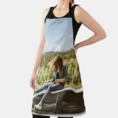 白いセダンの屋根に座る女性 エプロン (インサイチュ)