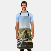 白いセダンの屋根に座る女性 エプロン (着用した状態)