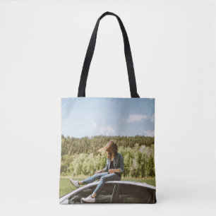 白いセダンの屋根に座る女性 トートバッグ
