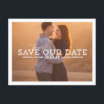 白いタイポグラフィオーバーレイ写真の保存日付 案内ポストカード<br><div class="desc">この素朴お洒落な、日付ハガキを保存するカードの中央に救は、大きな写真を重ねる文字"親切な私たちの日付"を特徴とする。カスタマイズの結婚詳細と写真と共にお気に入りの。</div>