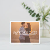 白いタイポグラフィオーバーレイ写真の保存日付 案内ポストカード (スタンド正面)