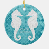 白いタツノオトシゴの水の海ガラスは個人化なります セラミックオーナメント (裏面)