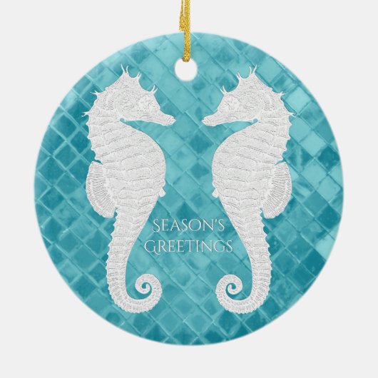 白いタツノオトシゴの水の海ガラスは個人化なります セラミックオーナメント (裏面)