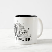 白いタワーのハンバーガー ツートーンマグカップ (正面右)