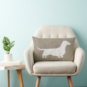 白いダックスフントのシルエットのフェイクなリネンバーラップのスタイル ランバークッション (椅子)