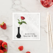 白いダマスクに赤いバラが花瓶に入っている スタンダードカクテルナプキン (インサイチュ)