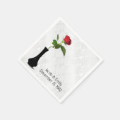 白いダマスクに赤いバラが花瓶に入っている スタンダードカクテルナプキン (角)