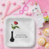 白いダマスクに赤いバラが花瓶に入っている ペーパープレート (パーティー)