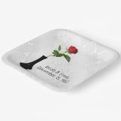 白いダマスクに赤いバラが花瓶に入っている ペーパープレート (傾斜あり)