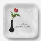 白いダマスクに赤いバラが花瓶に入っている ペーパープレート (正面)