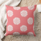 白いダリアが付いている珊瑚の装飾用クッション クッション (ブランケット)