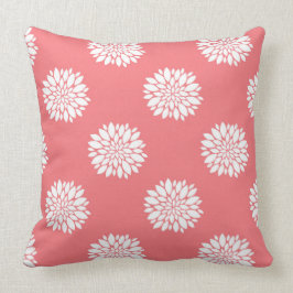 白いダリアが付いている珊瑚の装飾用クッション クッション
