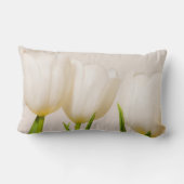 白いチューリップが白い背景に ランバークッション (裏面)