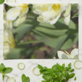 白いチューリップのフィールド写真 キッチンタオル (折り畳み)