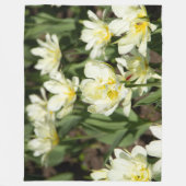 白いチューリップのフィールド写真 フリースブランケット (正面)